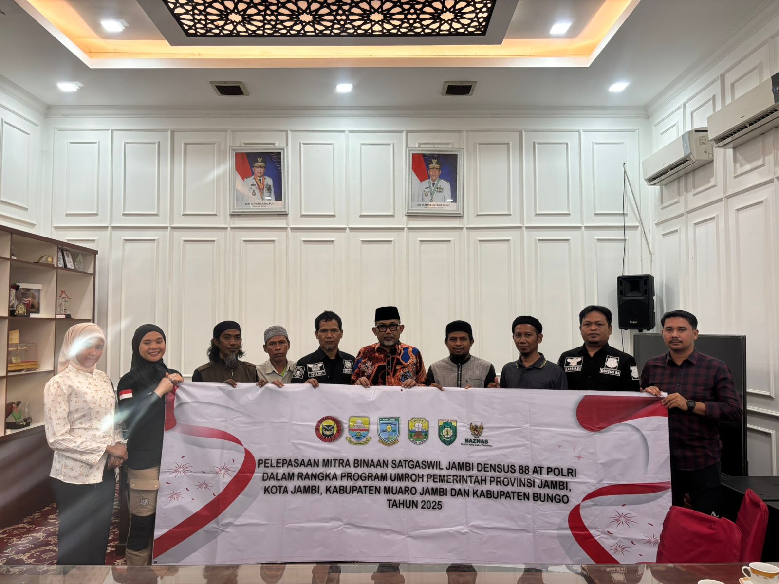 Sekda Sudirman Lepas Keberangkatan Umroh 4 Warga Binaan Satgaswil Jambi Densus 88 AT Polri